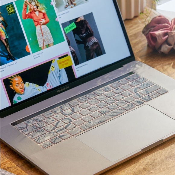 UO MacBook PRO Printed Keyboard Cover - Picture 2 of 4